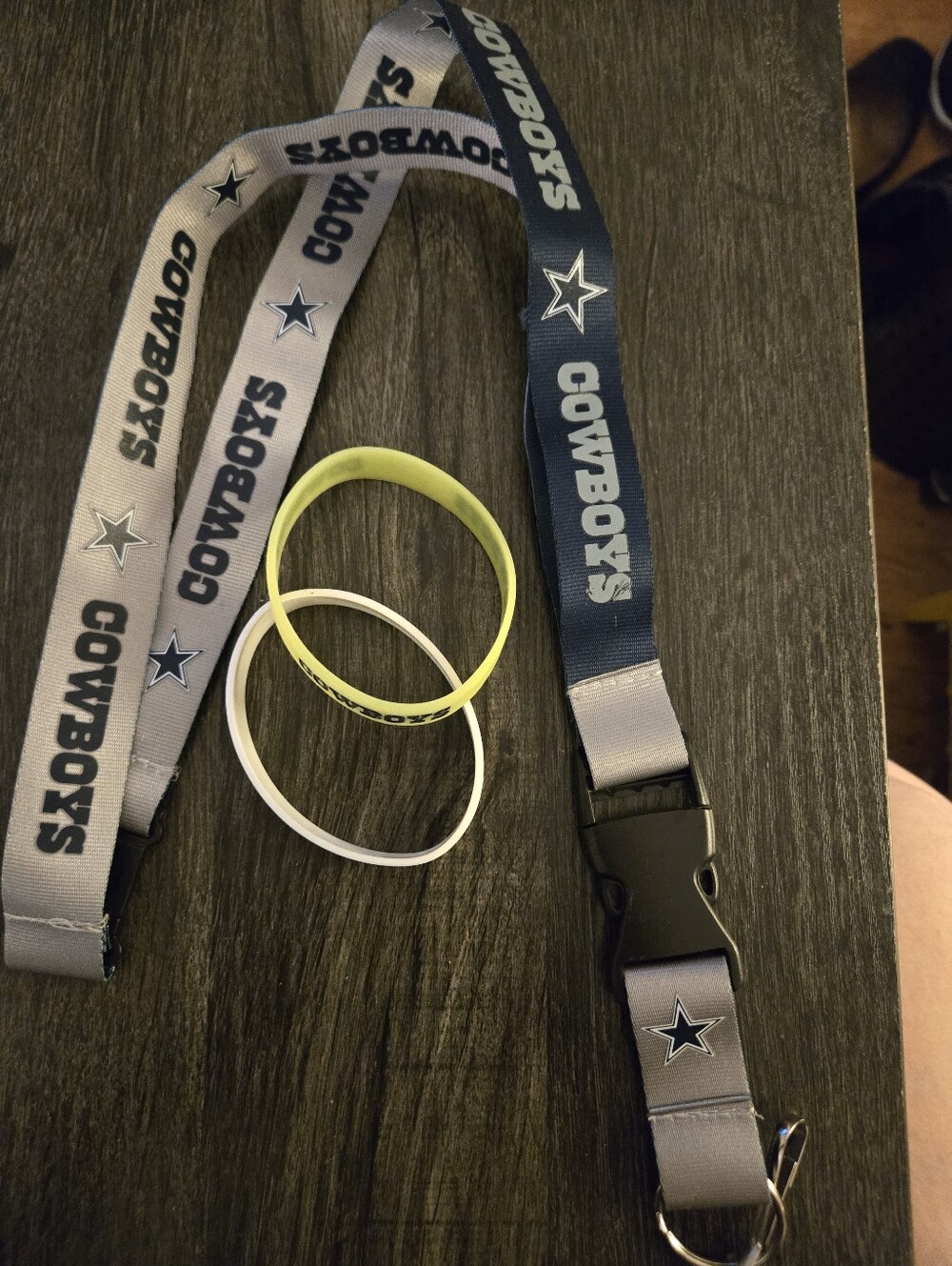 NFL Dallas Cowboys Reversible Lanyard And 2 Silicone Bracelets